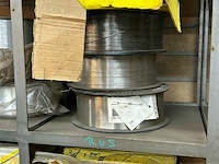 Metalen rek gevuld met rollen lasdraad - afbeelding 3 van  7