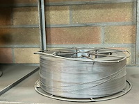 Metalen rek gevuld met rollen lasdraad - afbeelding 4 van  7
