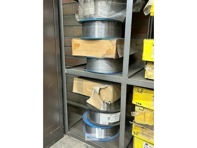 Metalen rek gevuld met rollen lasdraad - afbeelding 5 van  7