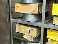 Metalen rek gevuld met rollen lasdraad - afbeelding 5 van  7