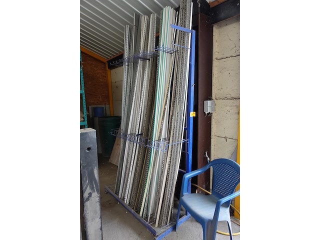Metalen rek + inhoud - afbeelding 1 van  4