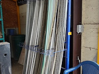 Metalen rek + inhoud - afbeelding 1 van  4