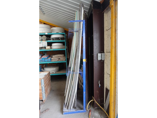 Metalen rek + inhoud - afbeelding 2 van  4