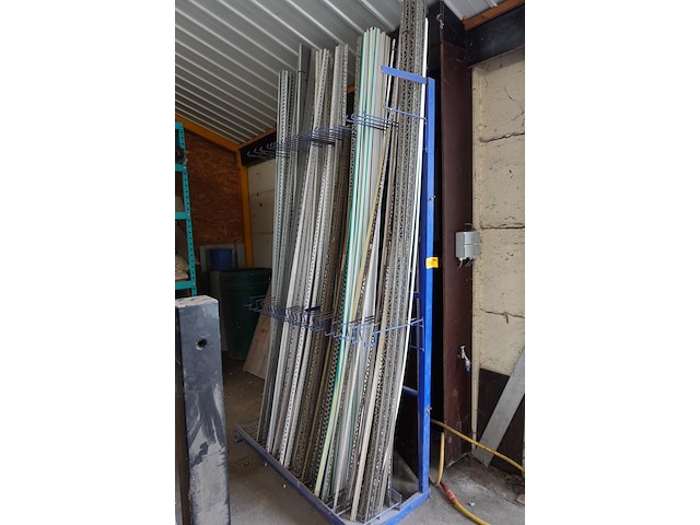 Metalen rek + inhoud - afbeelding 3 van  4