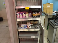 Metalen rek + inhoud - afbeelding 1 van  2