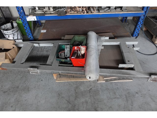 Metalen rek + inhoud - afbeelding 2 van  7