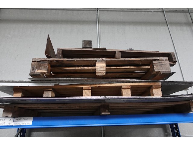 Metalen rek + inhoud - afbeelding 4 van  7