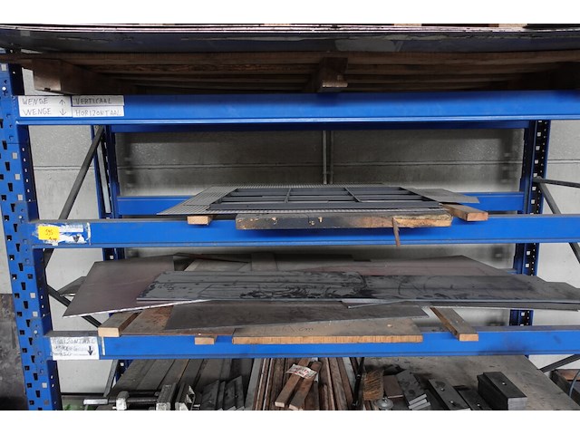 Metalen rek + inhoud - afbeelding 5 van  7