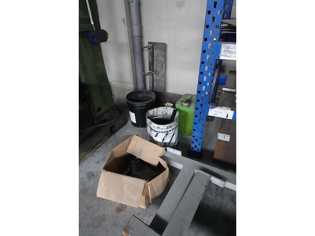 Metalen rek + inhoud - afbeelding 7 van  7