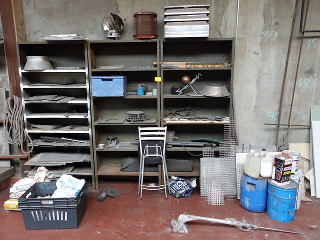 Metalen rek + inhoud - afbeelding 1 van  7