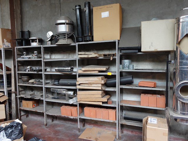 Metalen rek + inhoud - afbeelding 1 van  5