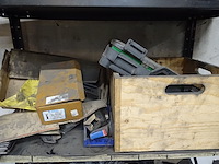 Metalen rek + inhoud - afbeelding 3 van  8