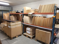 Metalen rek + inhoud - afbeelding 1 van  4