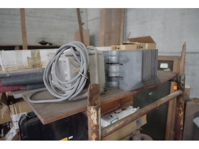 Metalen rek + inhoud - afbeelding 4 van  6