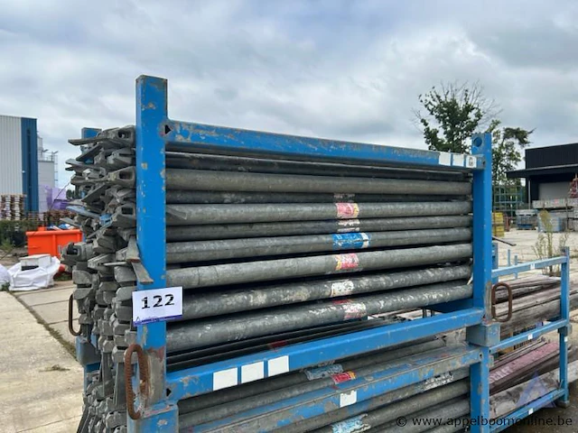Metalen rek inhoudend diverse stellingonderdelen - afbeelding 1 van  2