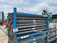 Metalen rek inhoudend diverse stellingonderdelen
