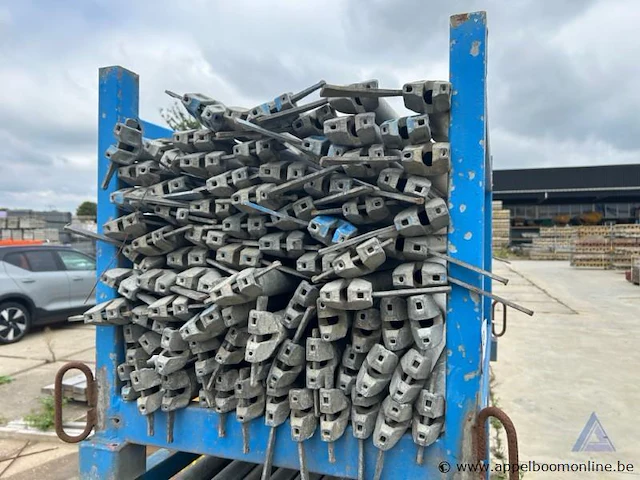 Metalen rek inhoudend diverse stellingonderdelen - afbeelding 2 van  2