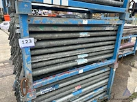 Metalen rek inhoudend diverse stellingonderdelen