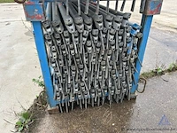 Metalen rek inhoudend diverse stellingonderdelen - afbeelding 2 van  2