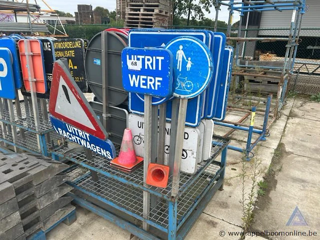 Metalen rek inhoudend diverse verkeersborden en verkeerskegels. - afbeelding 1 van  1