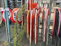 Metalen rek inhoudend diverse verkeersborden