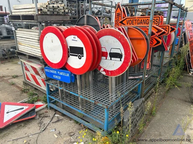 Metalen rek inhoudend diverse verkeersborden - afbeelding 1 van  1
