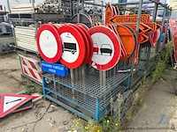 Metalen rek inhoudend diverse verkeersborden