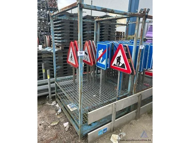 Metalen rek inhoudend diverse verkeersborden. - afbeelding 1 van  1