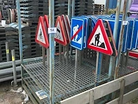 Metalen rek inhoudend diverse verkeersborden.