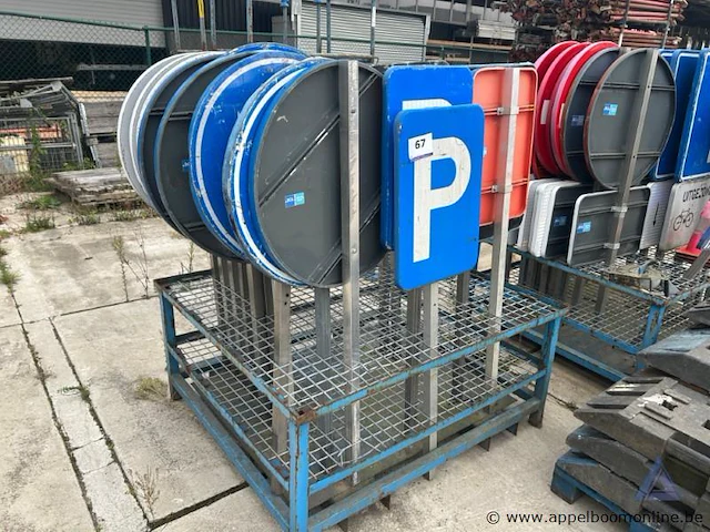 Metalen rek inhoudend diverse verkeersborden. - afbeelding 1 van  1