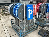 Metalen rek inhoudend diverse verkeersborden.