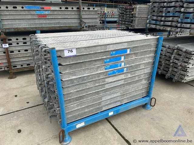 Metalen rek inhoudende 30 steigerplatformen - afbeelding 1 van  2