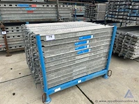 Metalen rek inhoudende 30 steigerplatformen
