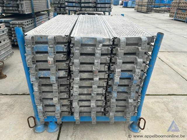 Metalen rek inhoudende 30 steigerplatformen - afbeelding 2 van  2