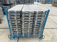 Metalen rek inhoudende 30 steigerplatformen - afbeelding 2 van  2