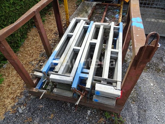Metalen rek met +/- 28 leuningen voor platen - afbeelding 1 van  3