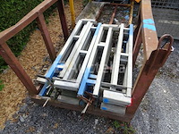 Metalen rek met +/- 28 leuningen voor platen - afbeelding 1 van  3