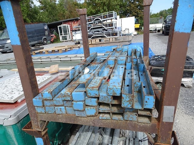 Metalen rek met +/- 30 relingelementen voor het bord - afbeelding 1 van  3