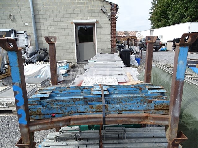 Metalen rek met +/- 30 relingelementen voor het bord - afbeelding 3 van  3