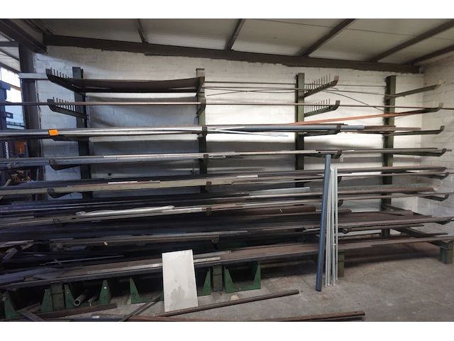 Metalen rek met 4 staanders - afbeelding 1 van  3