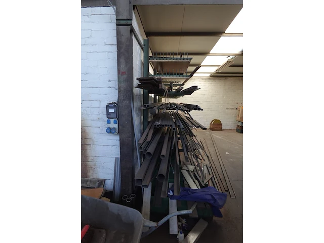 Metalen rek met 4 staanders - afbeelding 2 van  3