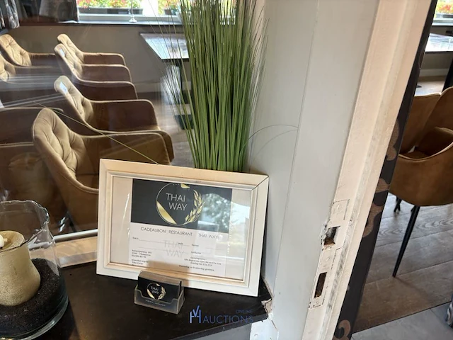 Metalen rek met decoratie - afbeelding 5 van  13