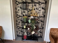 Metalen rek met decoratie