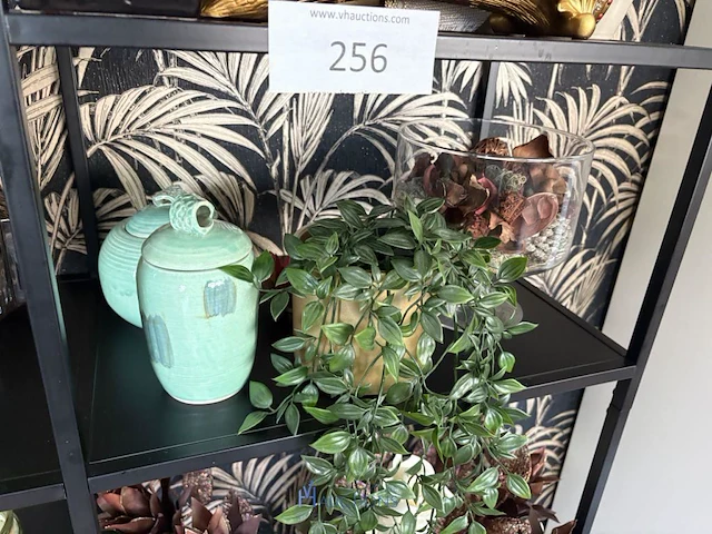 Metalen rek met decoratie - afbeelding 10 van  13