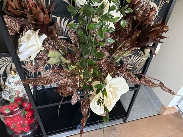 Metalen rek met decoratie - afbeelding 12 van  13