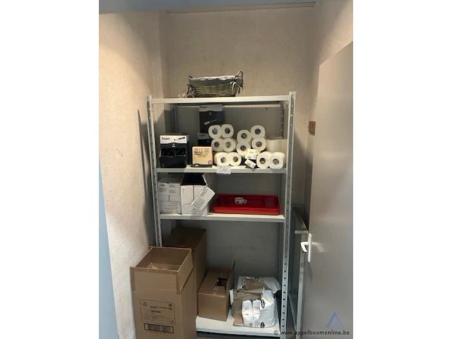 Metalen rek met diverse, toiletpapier en verpakte goederen - afbeelding 1 van  1