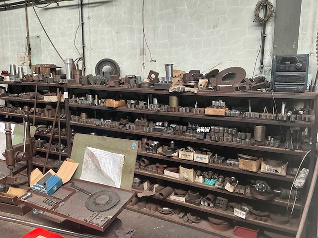 Metalen rek met grote partij tools (3x) - afbeelding 1 van  32