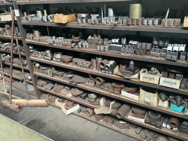 Metalen rek met grote partij tools (3x) - afbeelding 28 van  32