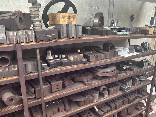 Metalen rek met grote partij tools - afbeelding 6 van  7