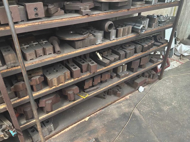 Metalen rek met grote partij tools - afbeelding 7 van  7